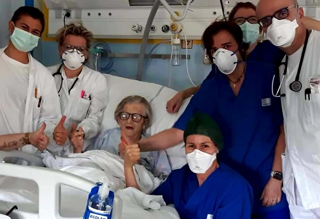 Mujer de 95 años logra curarse de COVID-19