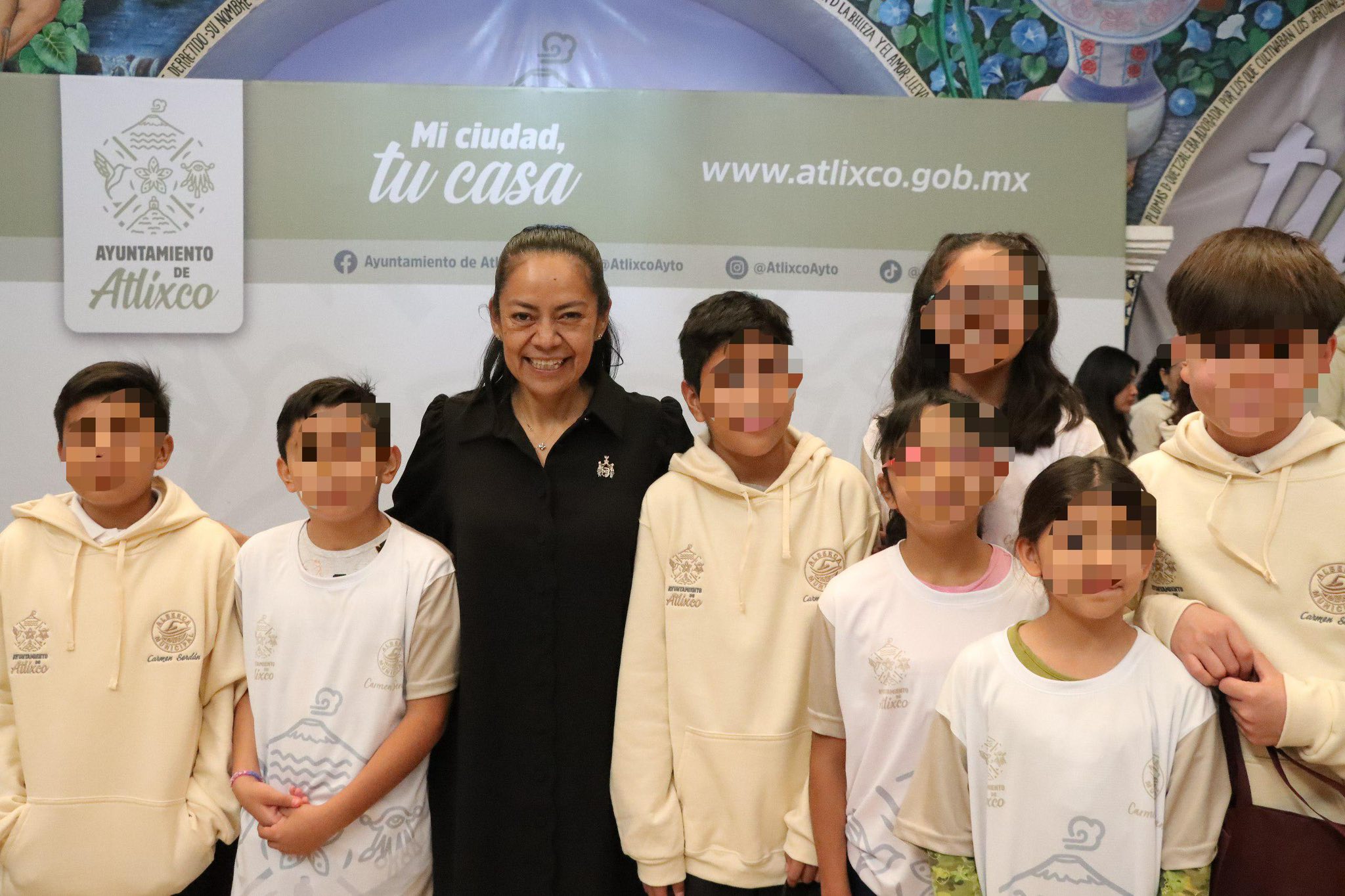 Ariadna Ayala entrega uniformes al equipo de natación de la alberca municipal