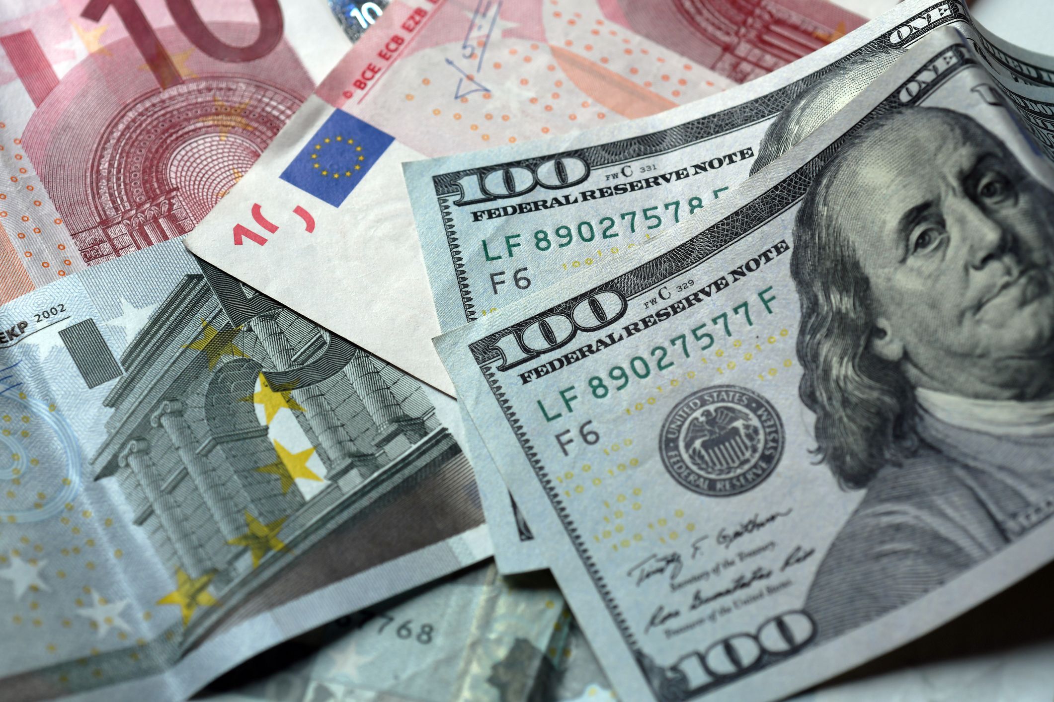 Euro, en su nivel más bajo frente al dólar en 5 años