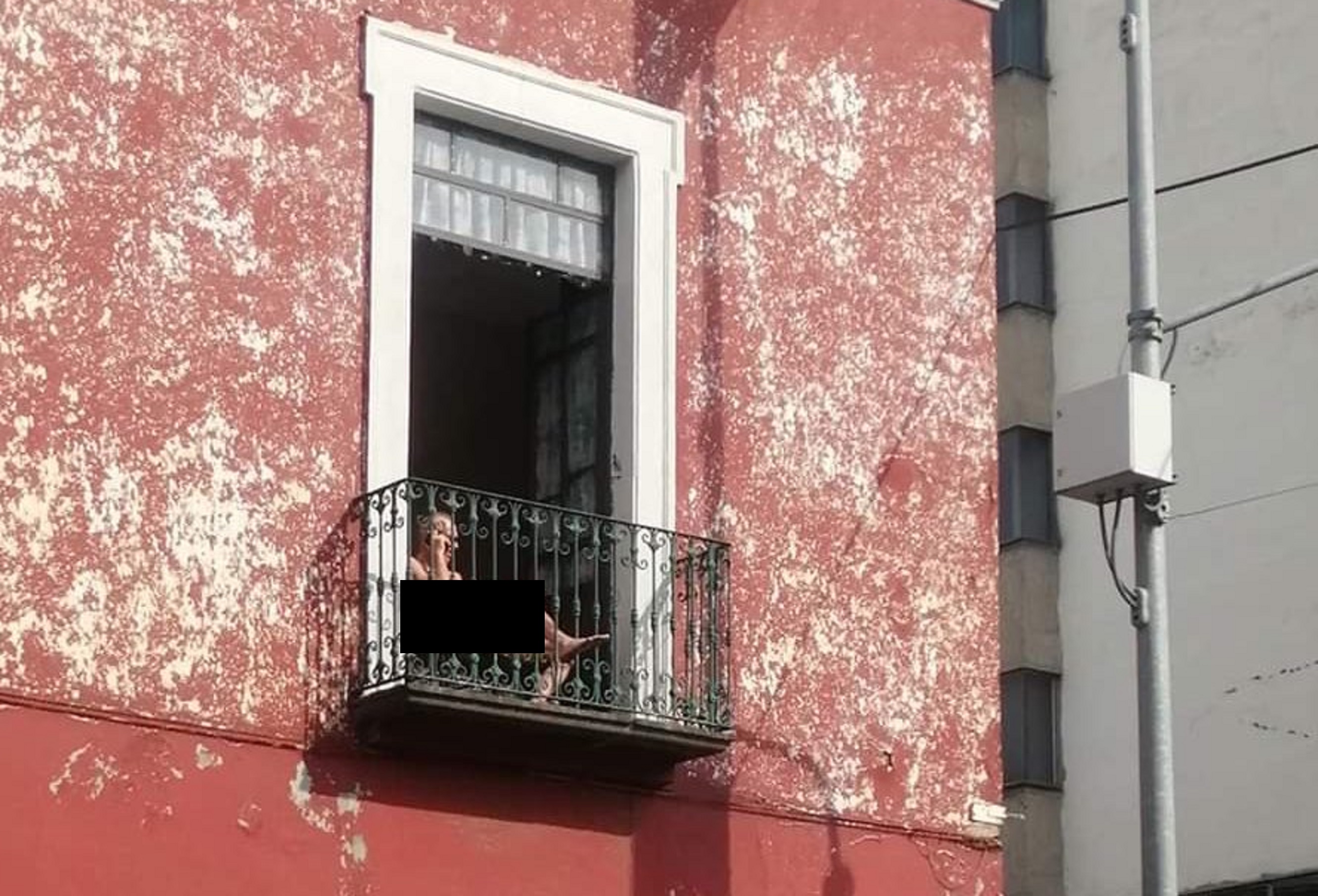 Desnudo toma el sol en su balcón y desquicia al centro de Puebla