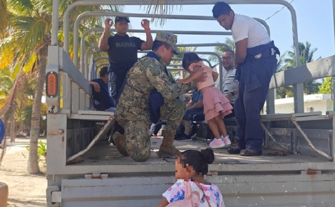 Evacúan a habitantes de 3 regiones en Quintana Roo ante llegada de Beryl