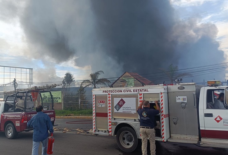 Cierran la Puebla-Atlixco y evacúan Conalep por megaincendio en Atzompa