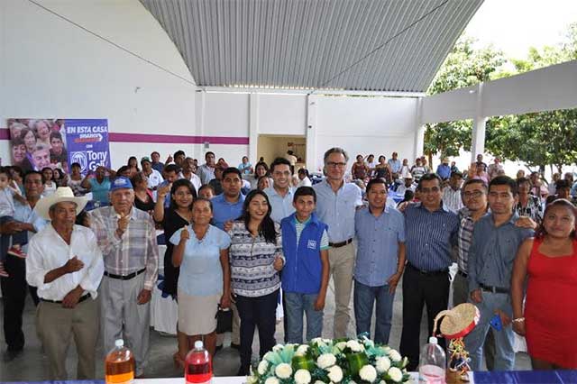 Planta Martha Érika Alonso a panistas de la Mixteca durante evento en Acatlán