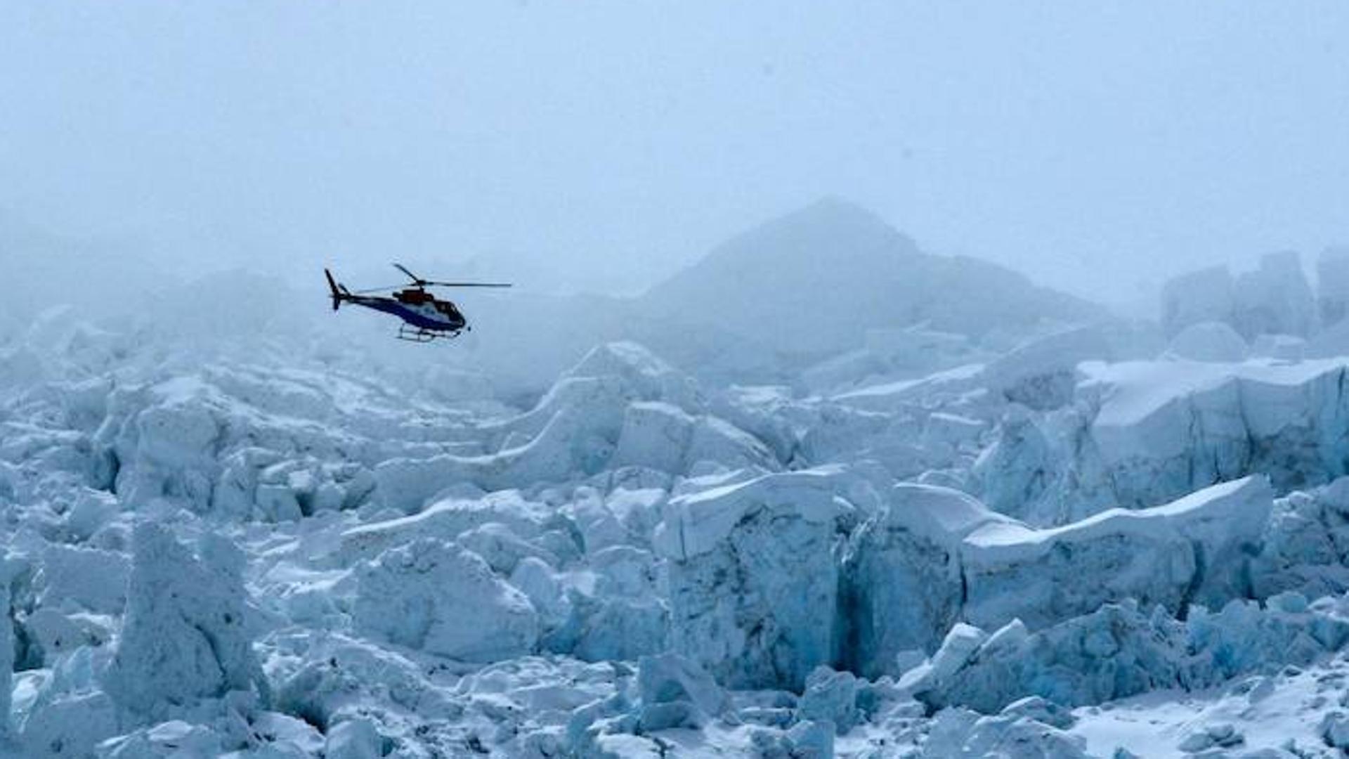 Fallecen 5 turistas mexicanos al estrellarse helicóptero en Nepal