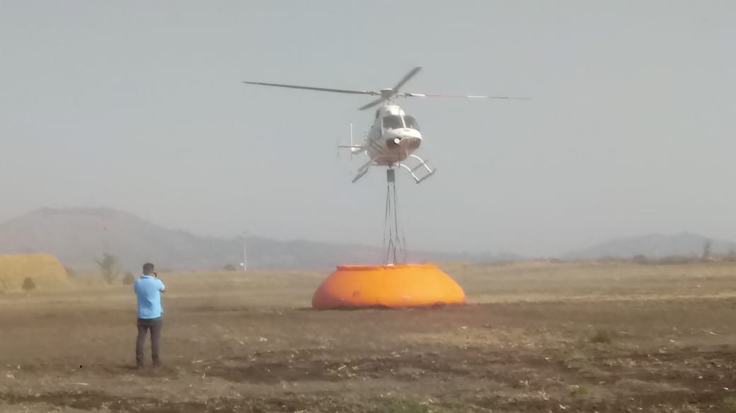 Con helicóptero del gobierno combaten incendio forestal en El Seco