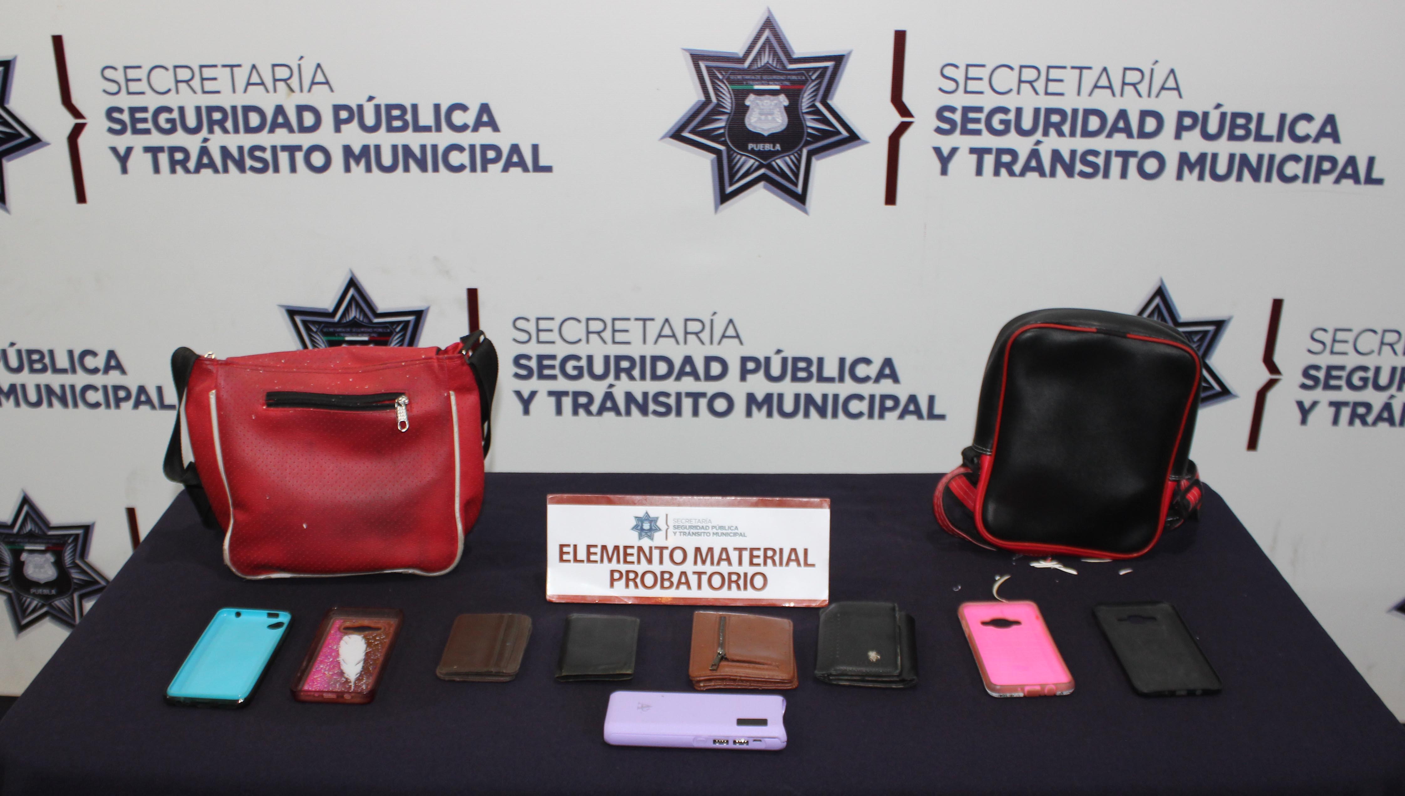Detienen a dos adolescentes con tres billeteras en San Antonio