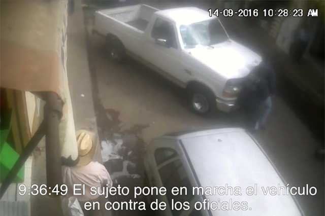Para evitar infracción, intenta atropellar a policías de Chignahuapan