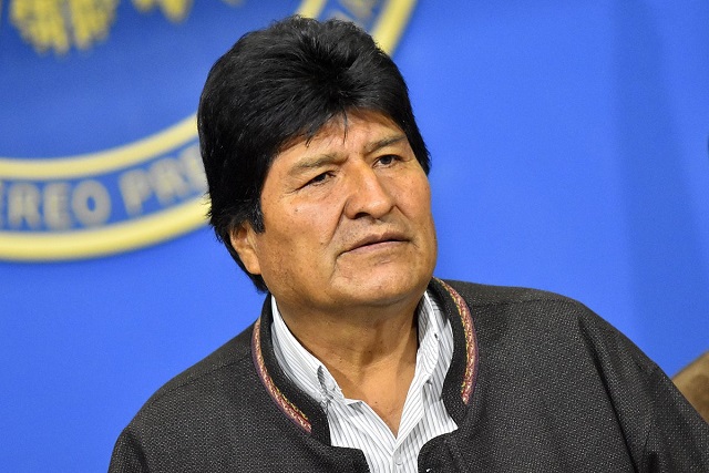 Ex funcionarios de Evo salen de Bolivia y México les concede asilo