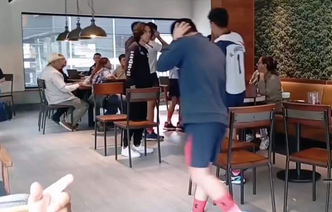 Audífono le explota en la oreja a joven en Starbucks de Puebla capital