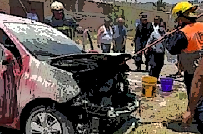 Fuego consume auto en Santa Clara Ocoyucan