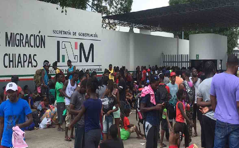 Migrantes siguen marchando en Tapachula, exigen derechos