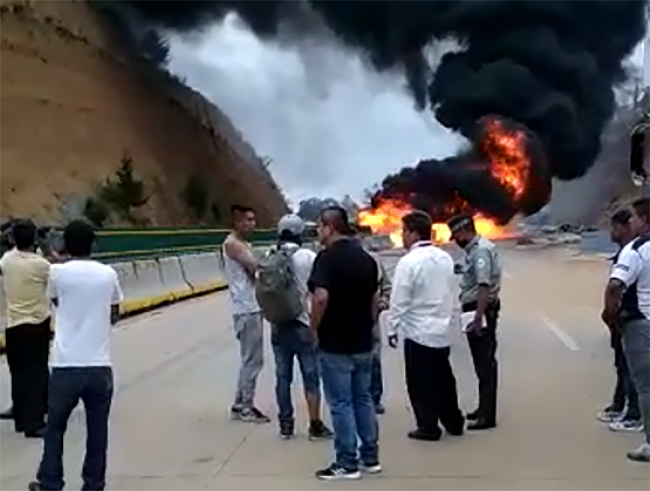 VIDEO Tráiler impacta a autobús en la México-Puebla; hay 10 heridos