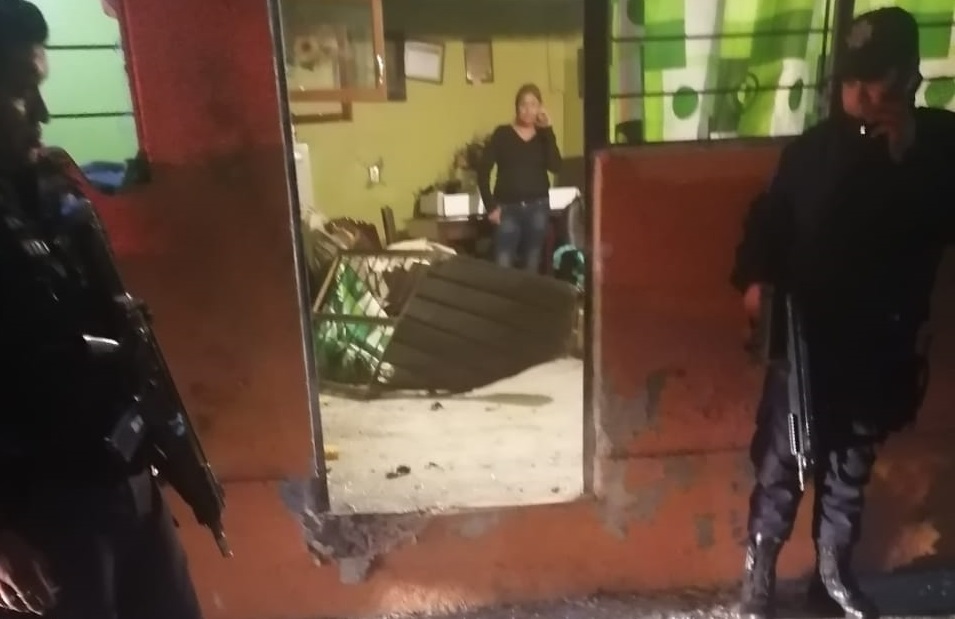 Explosión daña acceso de casa en Xalmimilulco