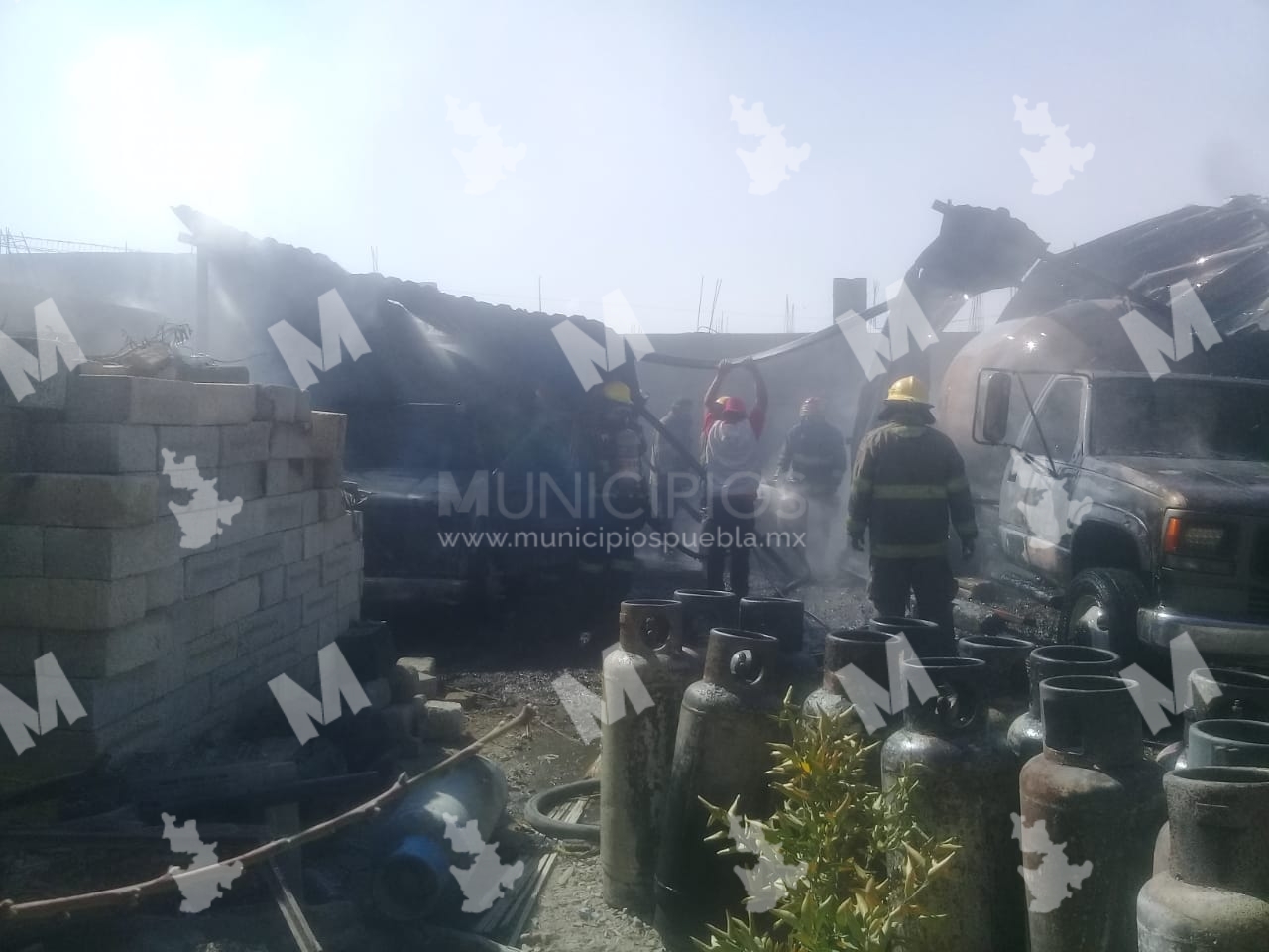 Dos pipas abastecidas con gas LP explotan en Huixcolotla