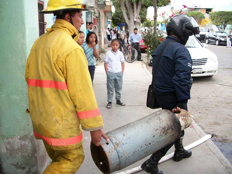 Resultan tres menores lesionados por explosión de gas en Tehucán