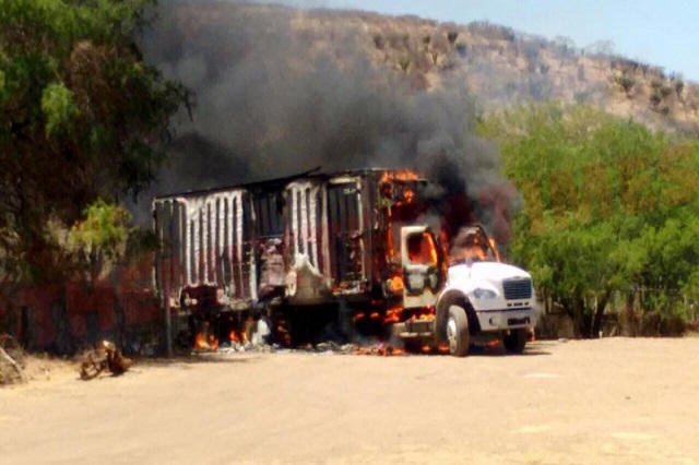 Estalla camión con combustible robado en Acatlán de Osorio