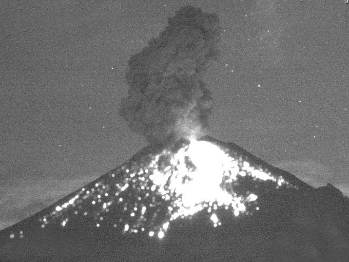 VIDEO Registran otra impresionante explosión del Popocatépetl