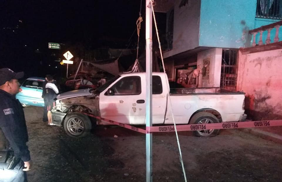 Avientan bomba casera a taller mecánico en Teziutlán