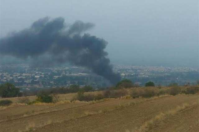 Explota una camioneta cargada con 4 contenedores en Texmelucan