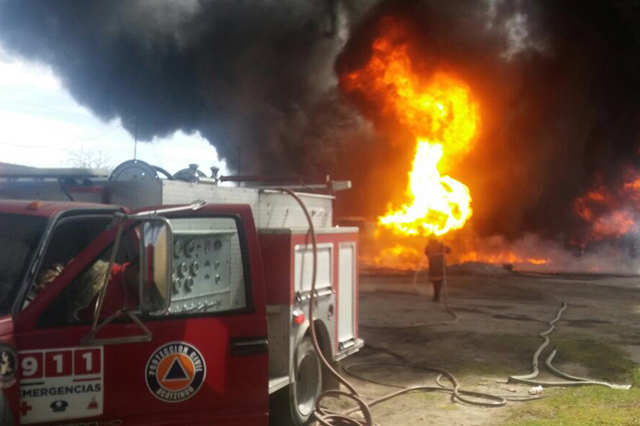 Explota supuesta bodega de huachicol en Los Reyes de Juárez