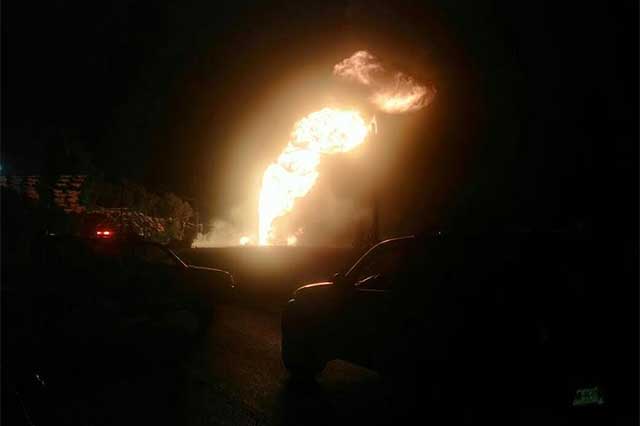 Ducto en Acatzingo arde por más de 17 horas tras explosión por toma clandestina