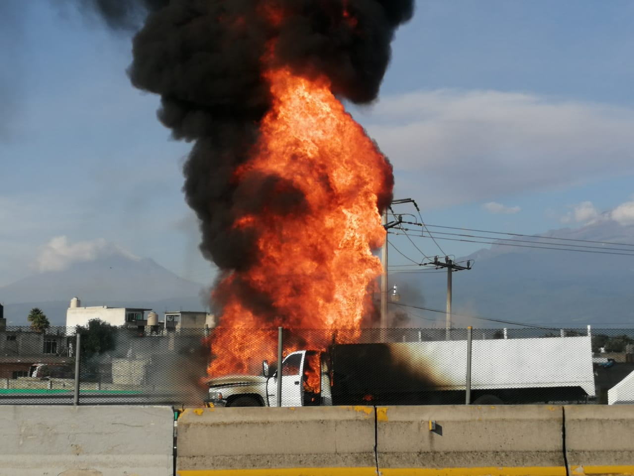 Se incendia camioneta en Texmelucan sobre la México-Puebla