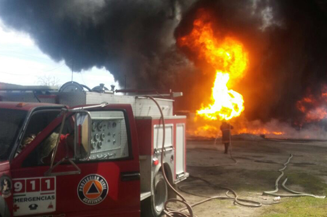 Explota supuesta bodega de huachicol en Los Reyes de Juárez