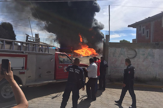 Explota supuesta bodega de huachicol en Los Reyes de Juárez