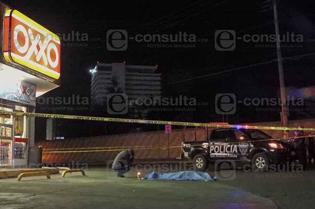 Ejecutan a ex policía municipal de Cuautlancingo en Oxxo de Cholula