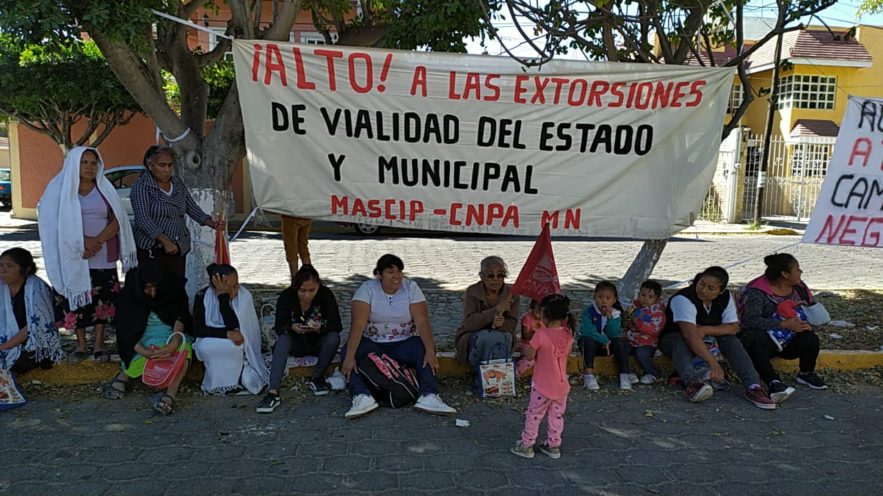 Ahora en la Sierra Negra, acusan a policía vial de extorsión a campesinos