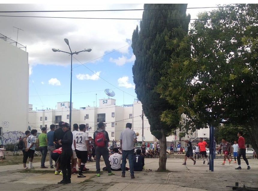 Al tú por tú con policías termina juego en Bosques de San Sebastián