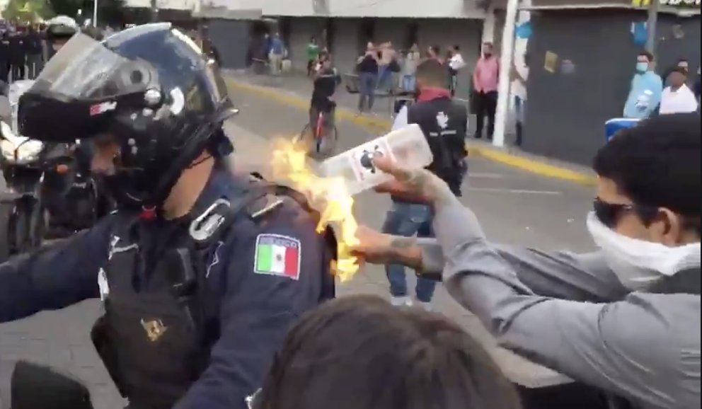 VIDEO Prenden fuego a policía en medio de protestas en Jalisco