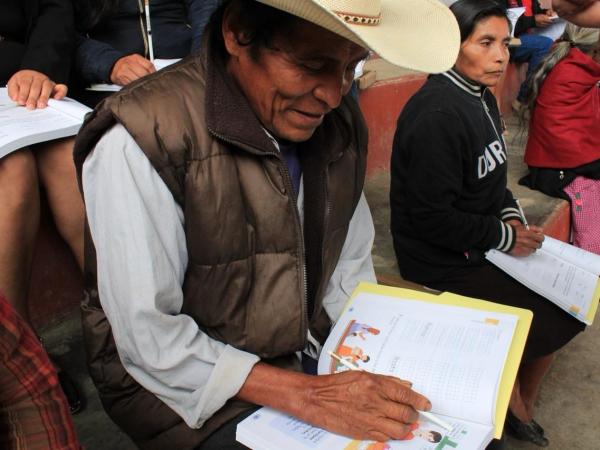 Con examen, IEEA ofrece a poblanos acreditación de primaria y secundaria