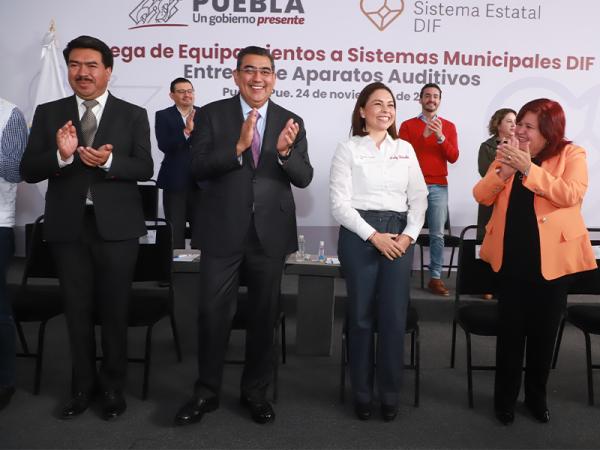Céspedes y Gaby Bonilla entregan aparatos auditivos