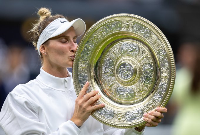 VIDEO Marketa Vondrousova sorprende en Wimbledon y es la nueva reina