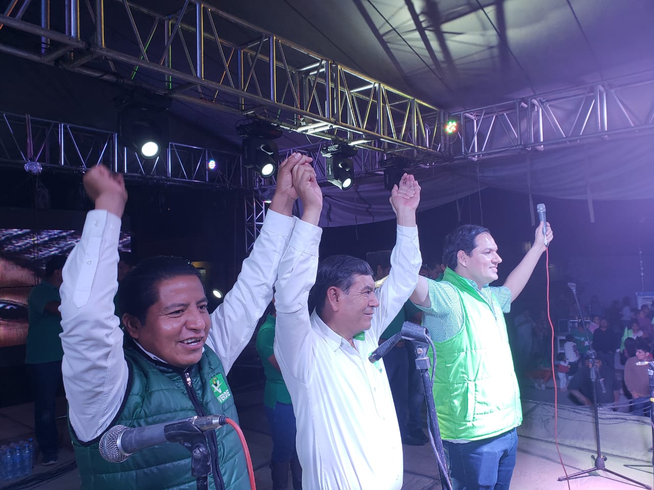Kuri concluye su campaña en Miahuatlán y Chapulco