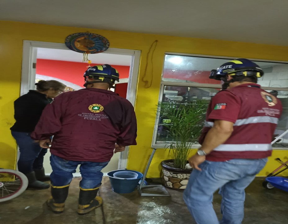 VIDEO Corriente de río arrastra un vehículo en la colonia Gonzalo Bautista