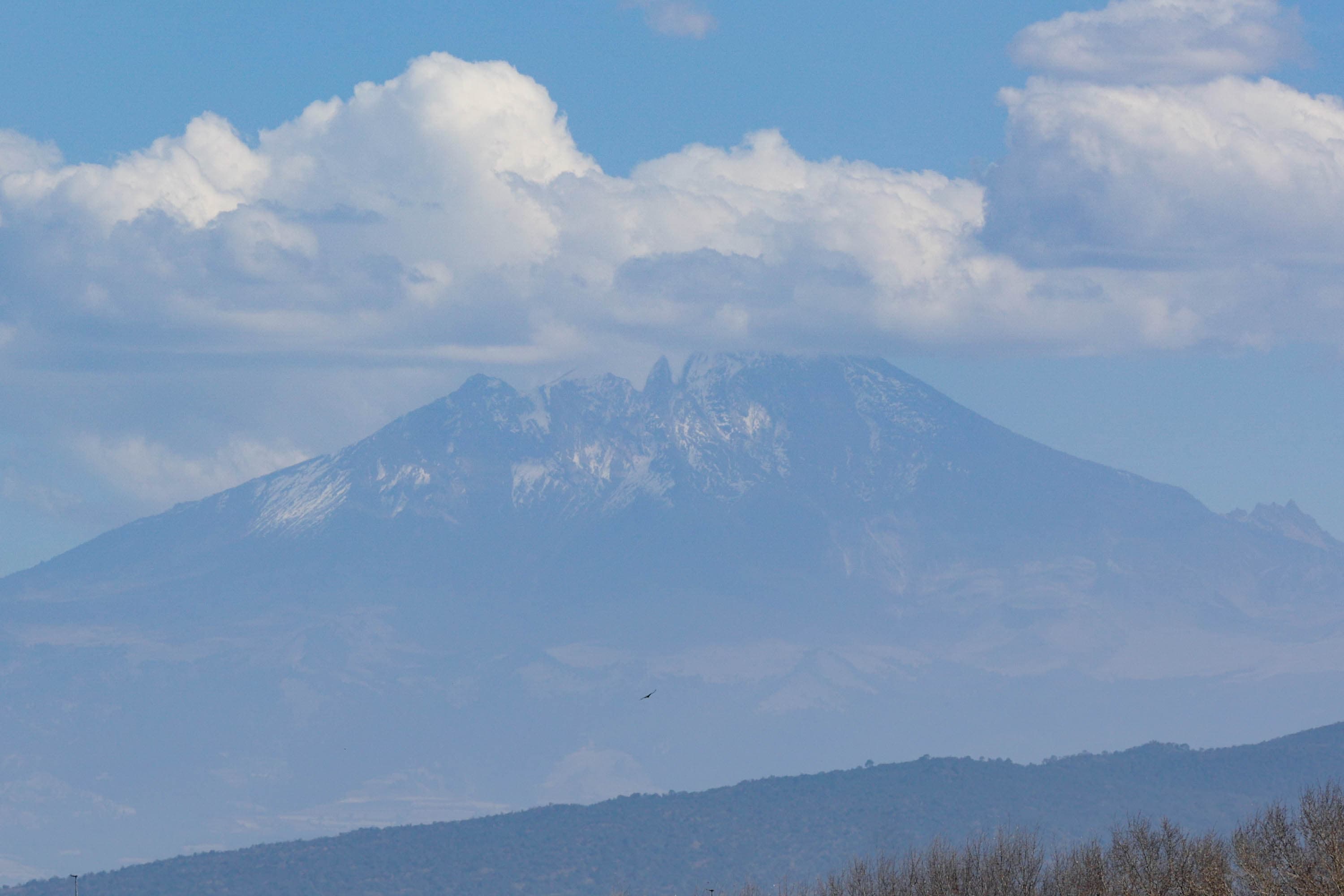 Pico de Orizaba está rodeado de nieve y cubierto por nubes