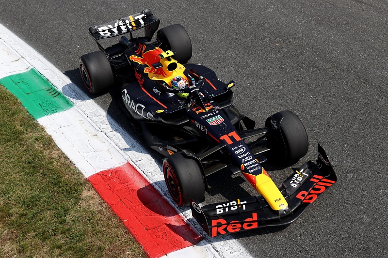 Verstappen y Checo Pérez ganan en la tierra de los Ferrari