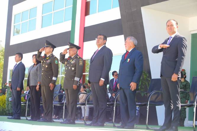Céspedes, en toma de protesta de nuevo comandante de 6ta Región Militar en Puebla