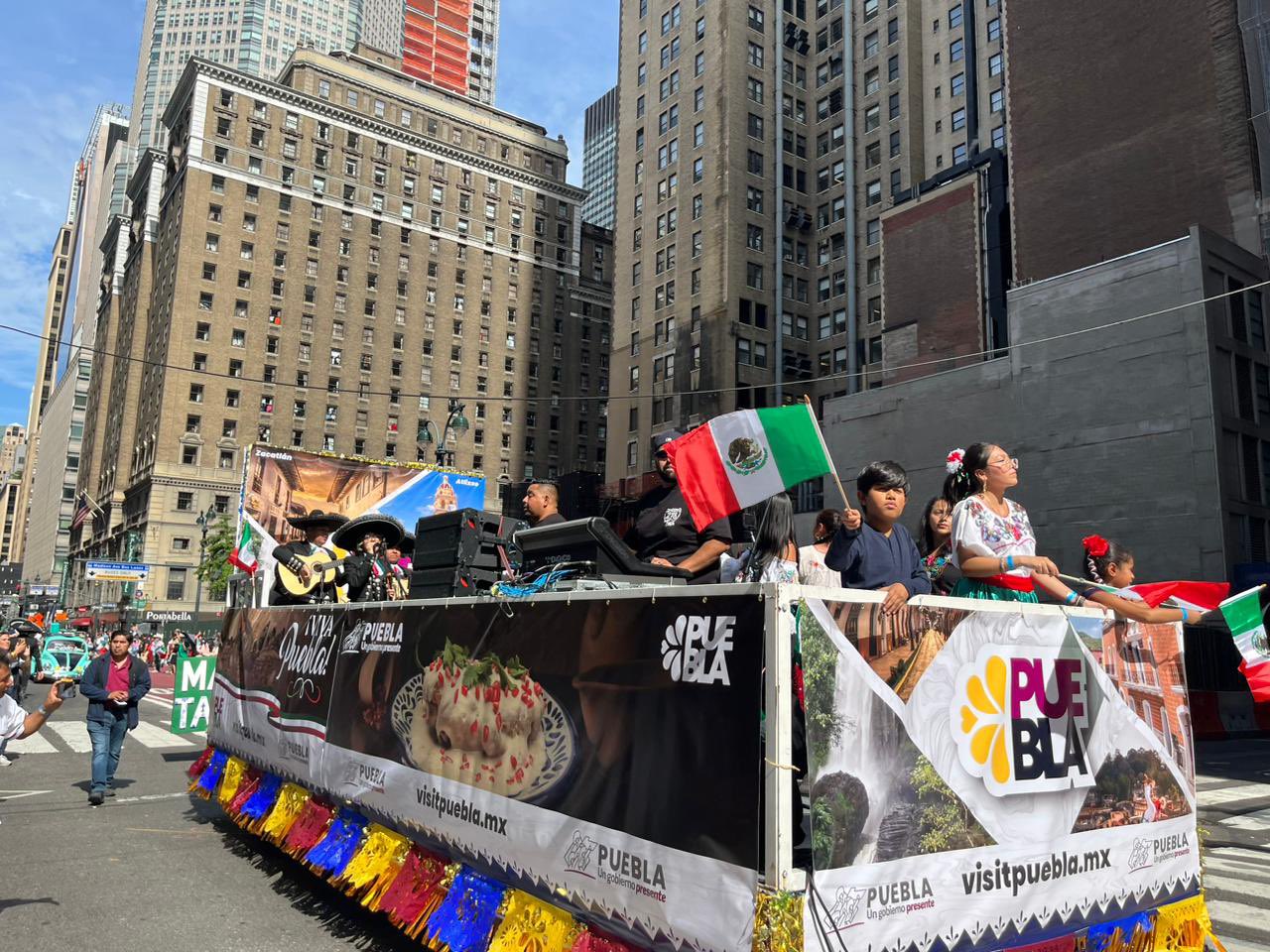 Por primera vez carro alegórico del Gobierno de Puebla participa desfile de Independencia en NY