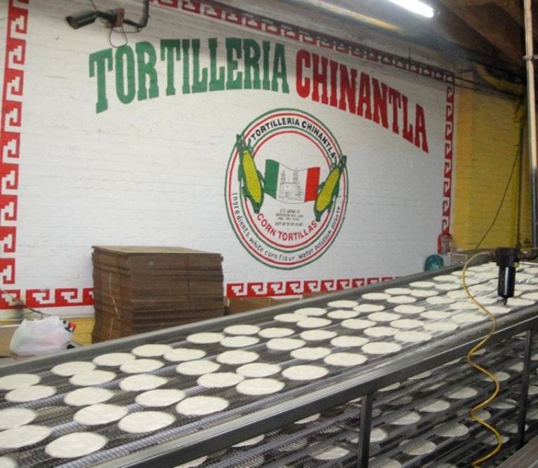 Mixteco regala dólares cuando le compran sus tortillas en Estados Unidos   
