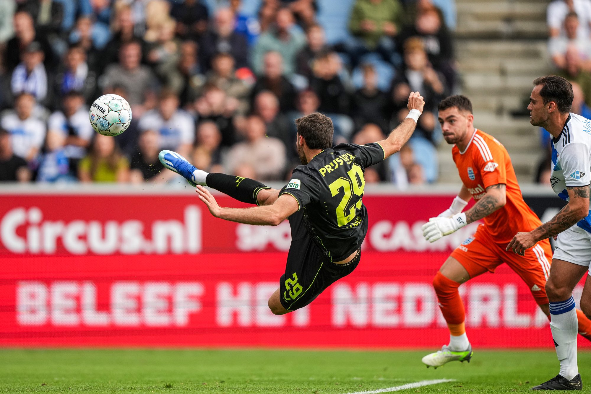 VIDEO De la mano de Giménez, Feyenoord gana 2-0 a Zwolle