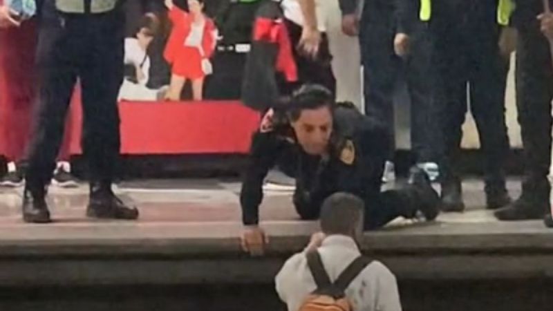 VIDEO Policías rescatan a hombre invidente que cayó a las vías en la estación Chabacano