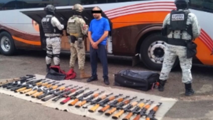 Aseguran arsenal con 22 fusiles AK-47 en Culiacán