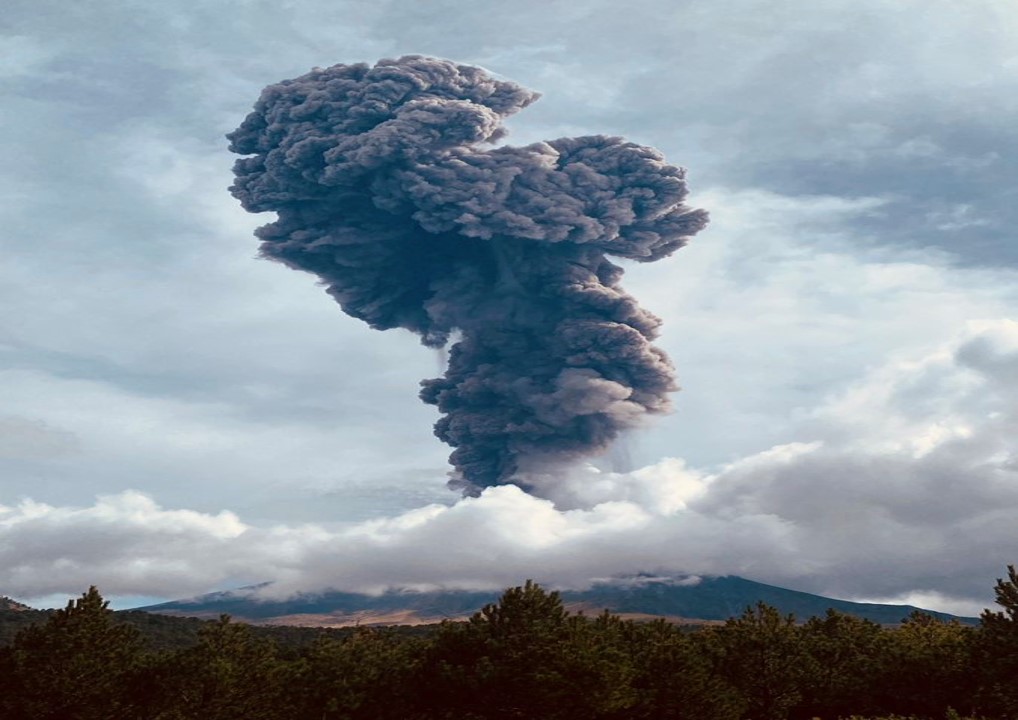 VIDEO Espectacular fumarola del volcán Popocatépetl