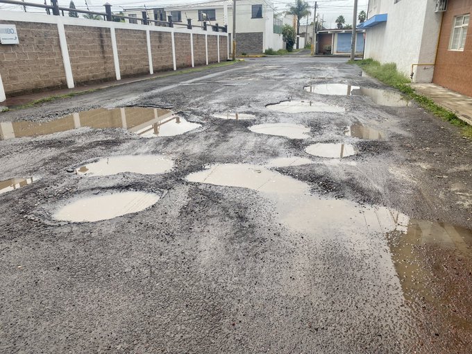 Vecinos urgen pavimentar calle Carmen Serdán en la colonia Santa Cruz Buenavista
