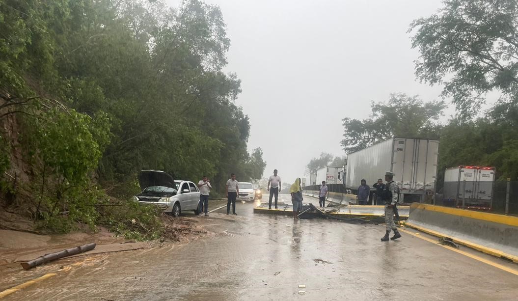 Están varados 7 poblanos en Acapulco por huracán Otis