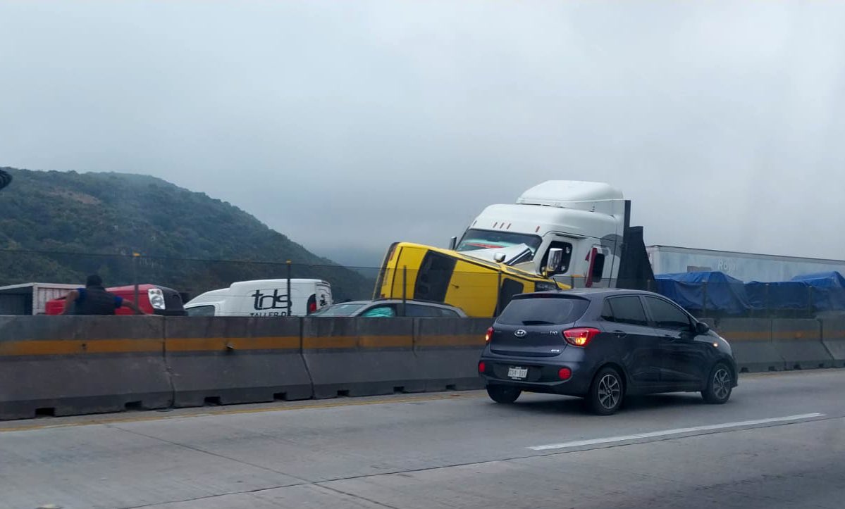 Cierran carriles de la México-Querétaro debido a carambola