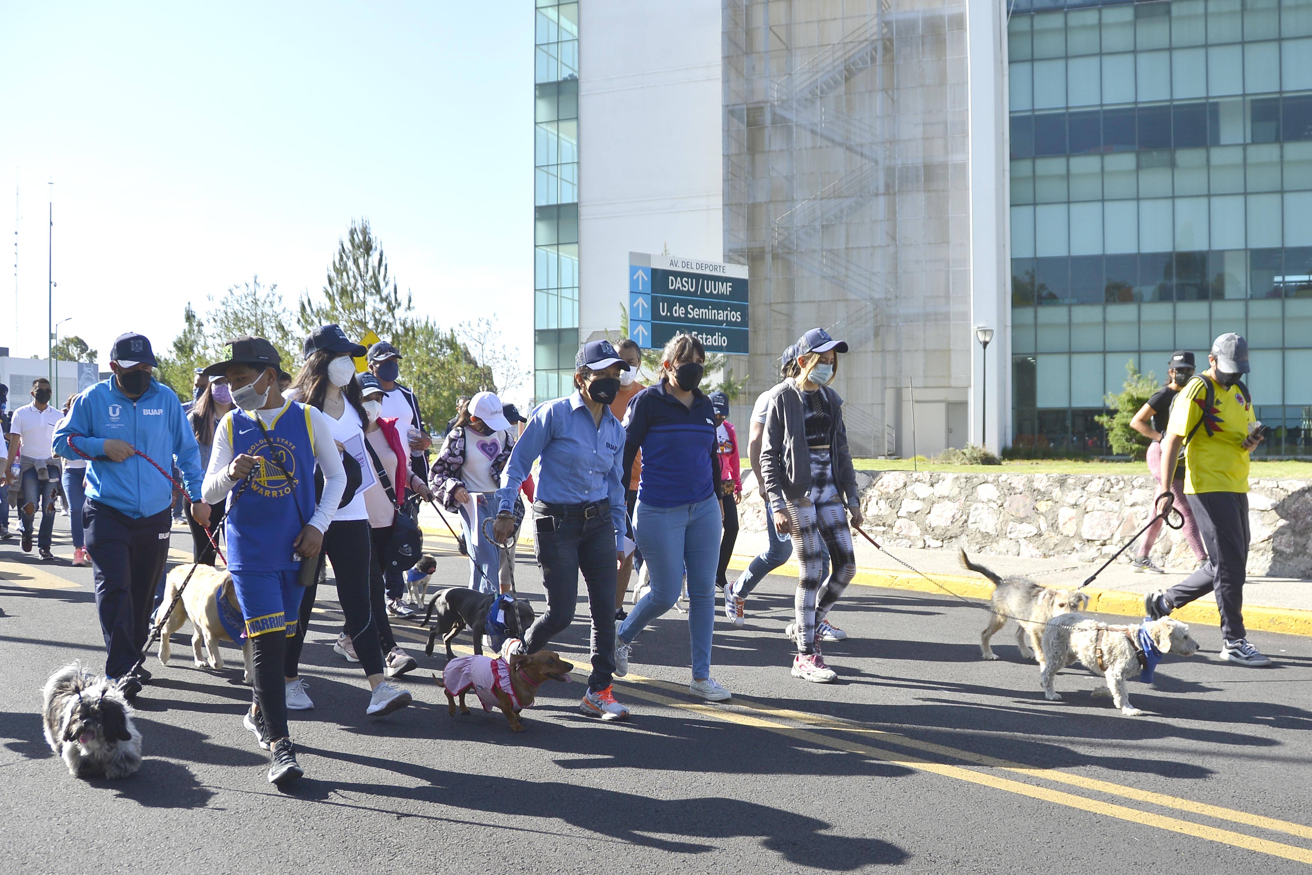 La BUAP festejó a los papás universitarios con una caminata perruna